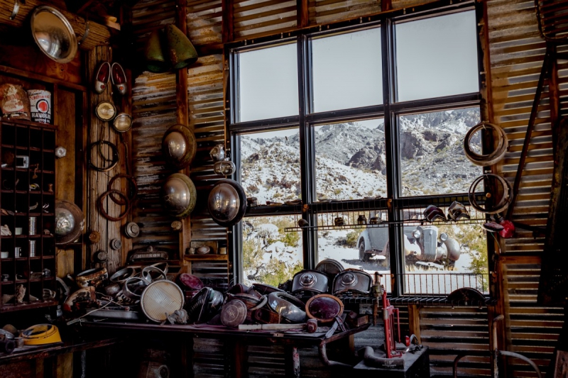 cordonnerie-CHATEAUNEUF VILLEVIEILLE-min_shop_window_part_junk_abandoned-138873